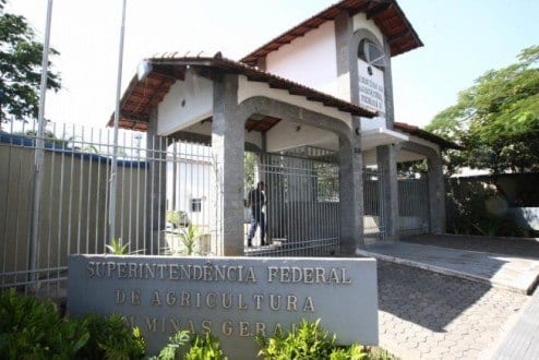 Agentes da PF cumpriram mandados judiciais na sede da Superintendência Federal de Agricultura de MG, na capital