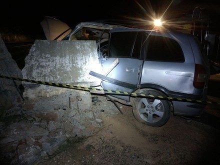 Condutor do carro perdeu o controle do veículo e bateu em uma mureta de concreto (Foto: Corpo de Bombeiros/Divulgação)