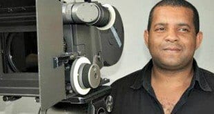 Alexandre Naval é formado em Rádio e TV pela Universidade Bandeirantes de São Paulo (Uniban)