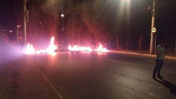 Montes Claros - Manifestantes colocam fogo em pneus próximo ao trevo da Coca-Cola em Montes Claros - Foto: Corpo de Bombeiros