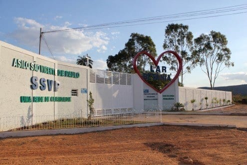 Montes Claros - Asilo São Vicente de Paulo recebe conserto de painéis solares
