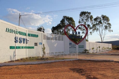 Montes Claros - Asilo São Vicente de Paulo recebe conserto de painéis solares 