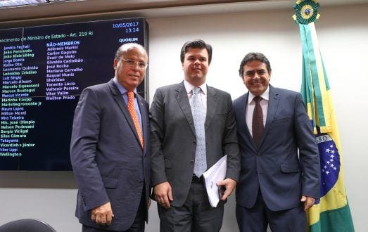 Ministro Fernando Coelho Filho, ladeado pelos deputados Gil Pereira e Domingos Sávio  Credito: Fotos: Saulo Cruz/MME
