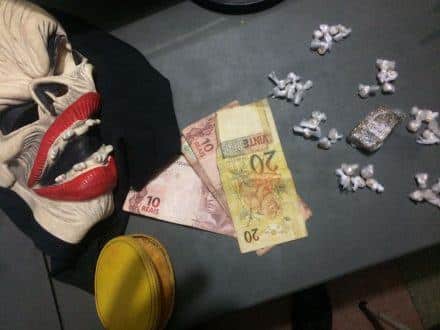 Montes Claros - Jovem é preso com drogas e uma máscara de 'caveira'