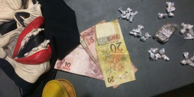 Montes Claros - Jovem é preso com drogas e uma máscara de 'caveira'