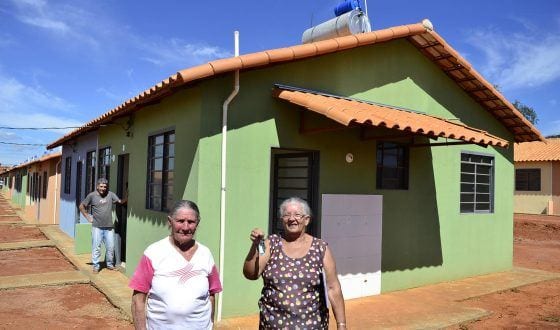 Montes Claros - Entrega das chaves de 217 casas populares é marcada por muita emoção