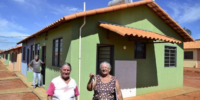 Montes Claros - Entrega das chaves de 217 casas populares é marcada por muita emoção