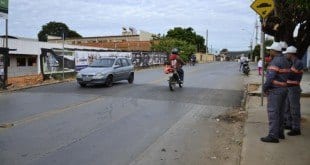 Montes Claros - Prefeitura implanta quebra-molas em trechos da Avenida Nossa Senhora de Fátima