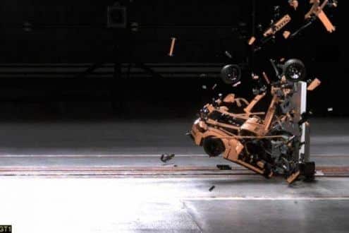 Porsche 911 feito com Lego passa por crash-test; veja o Vídeo