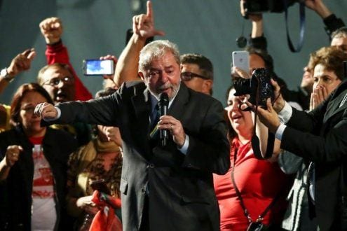 Durante ato em Curitiba, Lula chora e afirma ser inocente