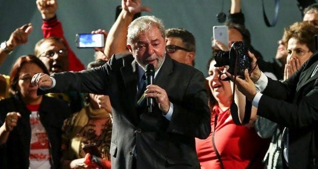 Durante ato em Curitiba, Lula chora e afirma ser inocente