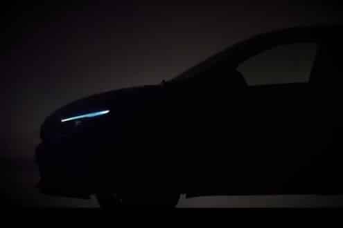 Primeiro teaser com imagens do novo compacto premium da marca italiana foi divulgado na internet. Apesar da penumbra, é possível visualizar a silhueta do carro e alguns detalhes como escapamento e desenho dos faróis