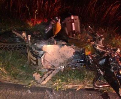 Montes Claros - Acidente entre motocicleta e carro deixa duas pessoas mortas em Montes Claros