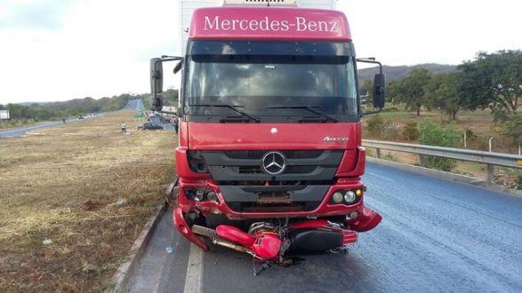 Montes Claros - Caminhão arrastra motociclista por quase dois quilômetros na BR-135