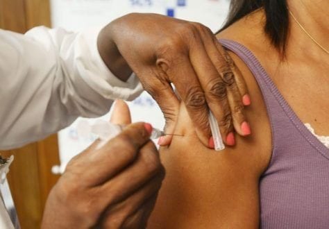 Anvisa pode liberar vacinação em farmácias