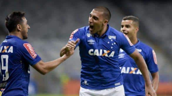 Argentino fez os dois gols do Cruzeiro na vitória no Mineirão (Foto: Washington Alves / Cruzeiro)