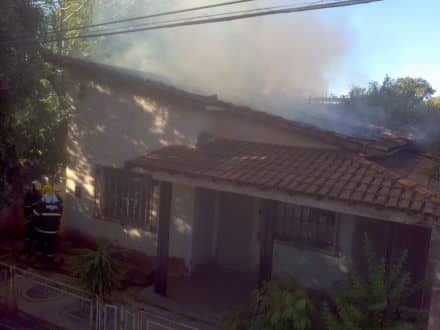 Montes Claros – Bombeiros combatem incêndio em casa abandonada no centro de Montes Claros