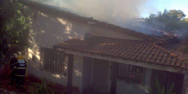 Montes Claros – Bombeiros combatem incêndio em casa abandonada no centro de Montes Claros