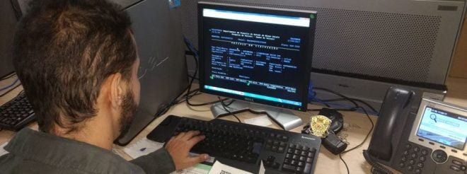 Investigador da PCMG durante análise de dados