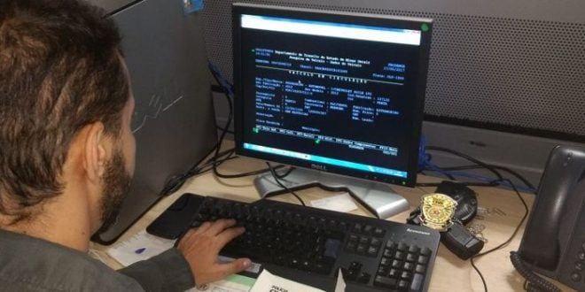 Investigador da PCMG durante análise de dados