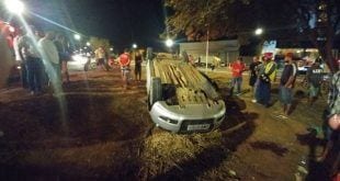 Montes Claros - Carro capota na Avenida Governador Magalhães Pinto