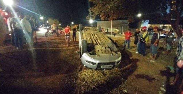 Montes Claros - Carro capota na Avenida Governador Magalhães Pinto