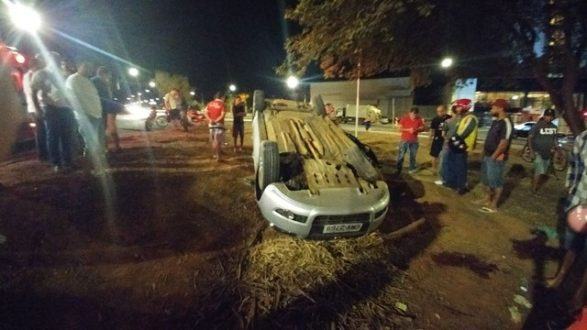 Montes Claros - Carro capota na Avenida Governador Magalhães Pinto