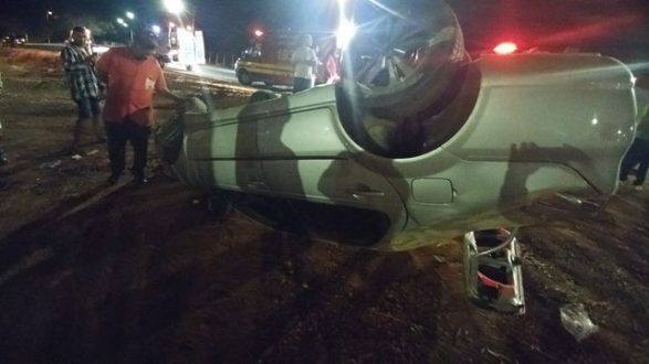 Montes Claros - Carro capota na Avenida Governador Magalhães Pinto