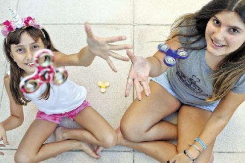 Brincadeira. As irmãs Marina, 9, e Giulia, 13, se divertem com o spinner e são acompanhadas de perto pela mãe