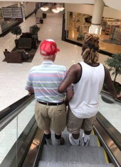 Jovem ajuda senhor que tinha medo escada rolante e foto viraliza