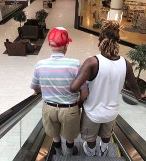 Jovem ajuda senhor que tinha medo escada rolante e foto viraliza