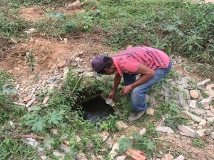 ALTO RISCO – Moradores da região aproveitam a água poluída do córrego até para uso doméstico