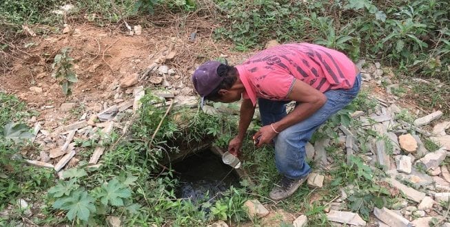 ALTO RISCO – Moradores da região aproveitam a água poluída do córrego até para uso doméstico