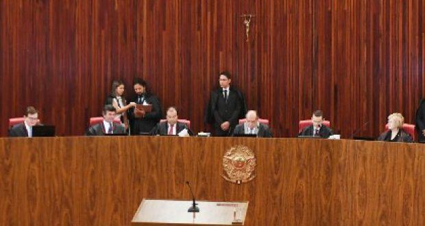 Maioria do TSE vota contra cassação da chapa Dilma-Temer