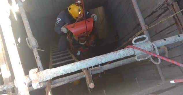 Norte de Minas - Bombeiros resgatam operário em local de difícil acesso