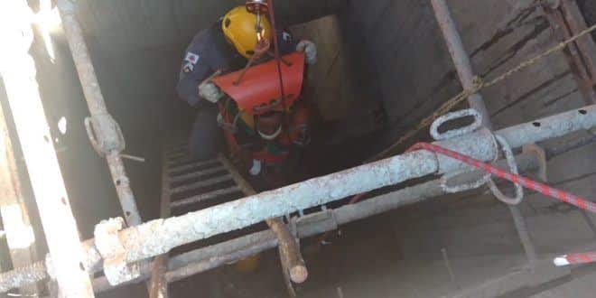 Norte de Minas - Bombeiros resgatam operário em local de difícil acesso
