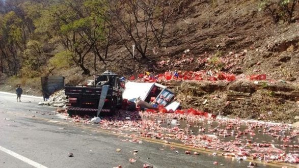Norte de Minas - Acidente entre duas carretas deixa dois mortos na serra de Bocaiuva