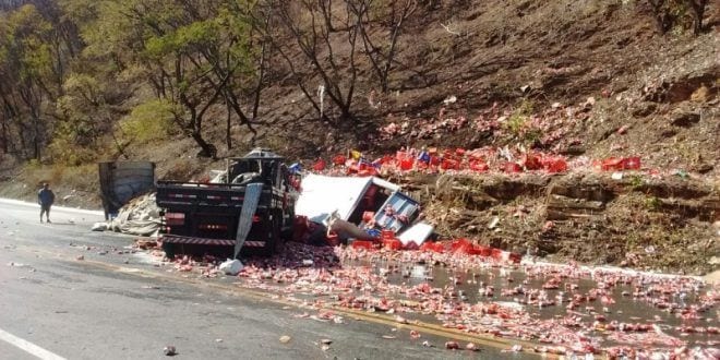 Norte de Minas - Acidente entre duas carretas deixa dois mortos na serra de Bocaiuva
