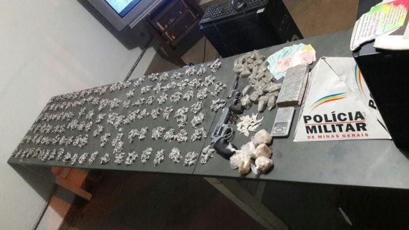 Montes Claros - PM prende jovem com arma de fogo e drogas no bairro Alto São João