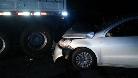 Norte de Minas - Carro bate em carreta e dois ficam feridos em Janaúba