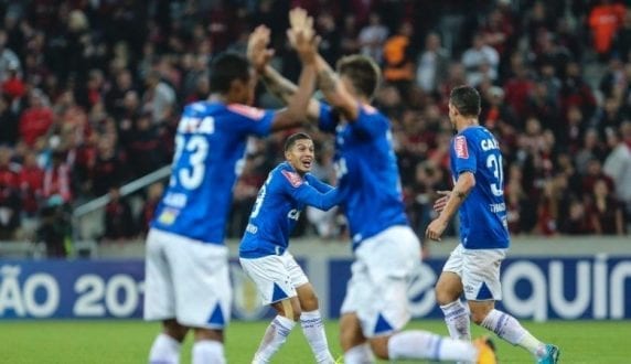 Brasileirão 2017 - Cruzeiro vence e sobe para 5º