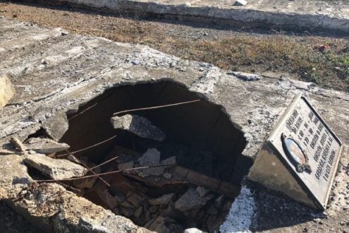 Prefeito cai em cova, quebra caixão e interdita parte de cemitério