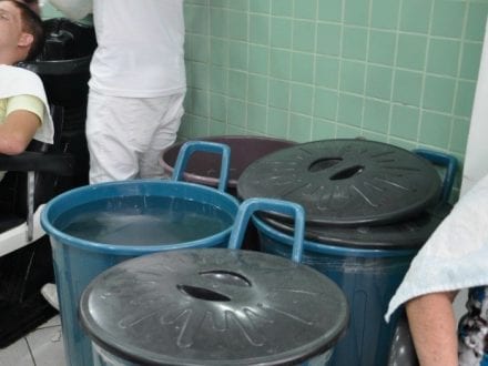 RESERVA - Estabelecimentos armazenam água em baldes