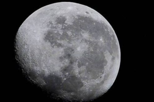Lua seria rica em água, aponta estudo