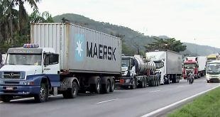 Norte de Minas - Pelo 2º dia, caminhoneiros interditam BR-251 em Francisco Sá