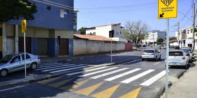 Montes Claros - Passagens elevadas para pedestres em frente à Escola Estadual Zinha Prates