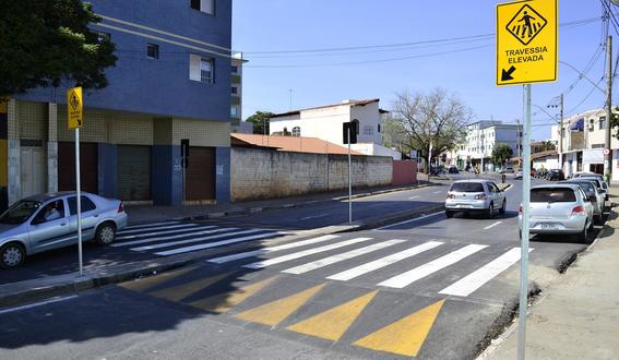 Montes Claros - Passagens elevadas para pedestres em frente à Escola Estadual Zinha Prates