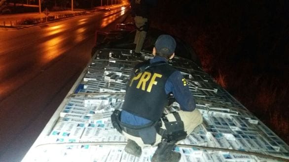Montes Claros - PRF aprende 33.000 pacotes de cigarros em Montes Claros