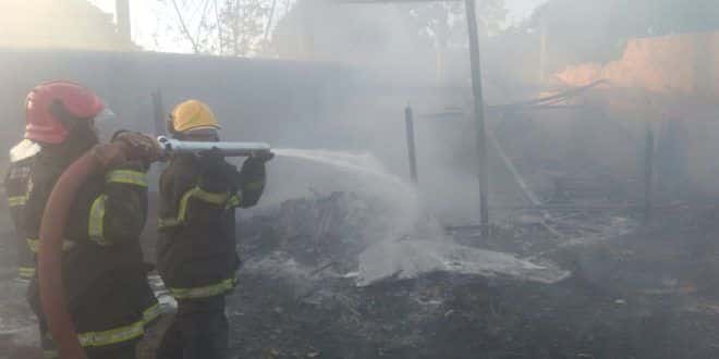 Montes Claros - Incêndio em depósito de materiais recicláveis. (Foto: Divulgação CBMMG)