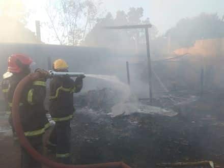 Montes Claros - Incêndio em depósito de materiais recicláveis. (Foto: Divulgação CBMMG)